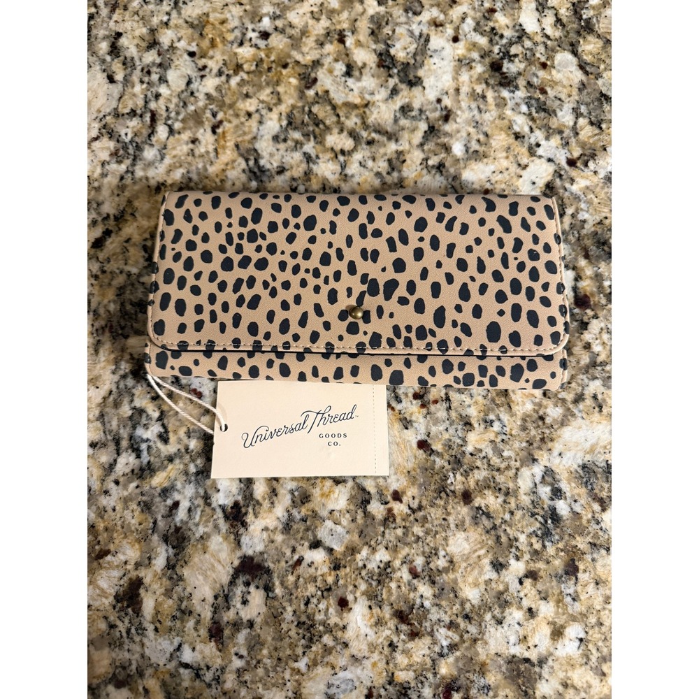 Universal Thread Womens Cheetah Print Wallet Clutch Snap Closure‎
